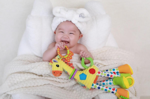 广安四个月宝宝揉眼睛